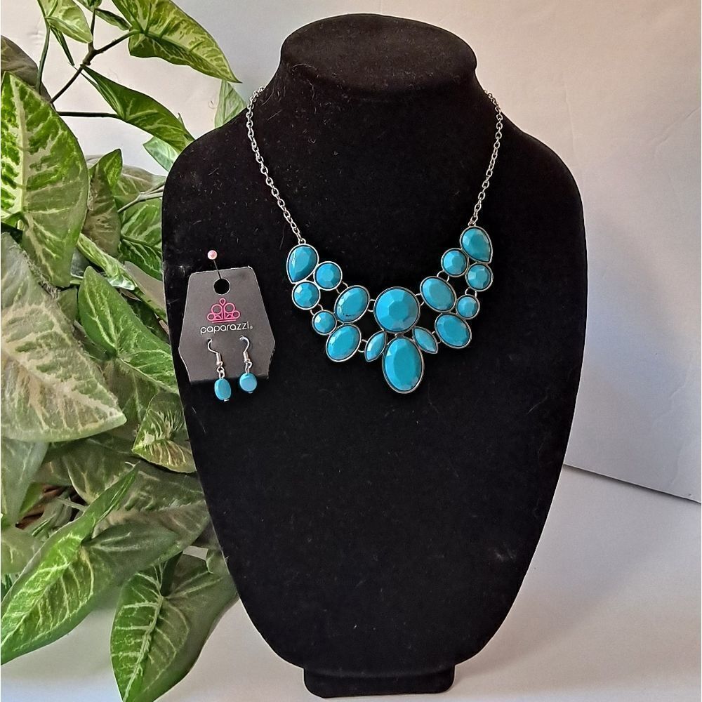 Paparazzi Fashion Demi Diva  Necklace with Earrings Silver Blue